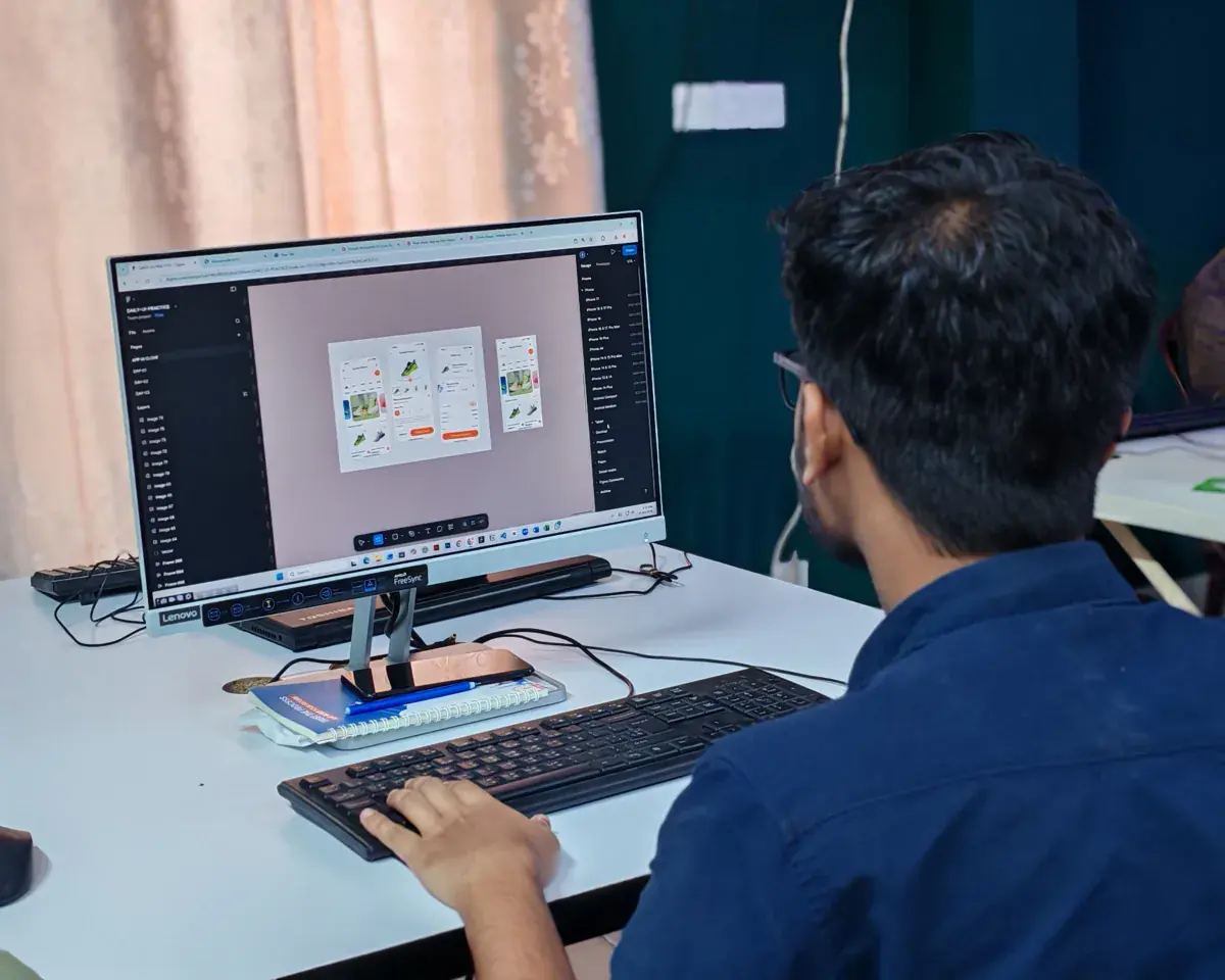 Webdesigner travaillant sur l’interface mobile d’un site e-commerce